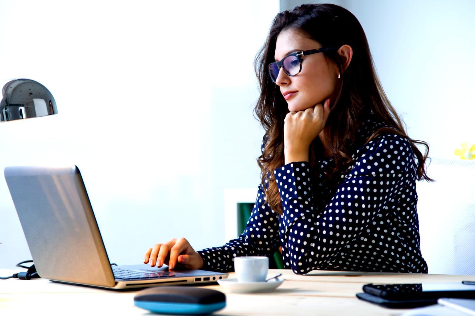 Sesión práctica de educación financiera mostrando estrategias de ahorro efectivas