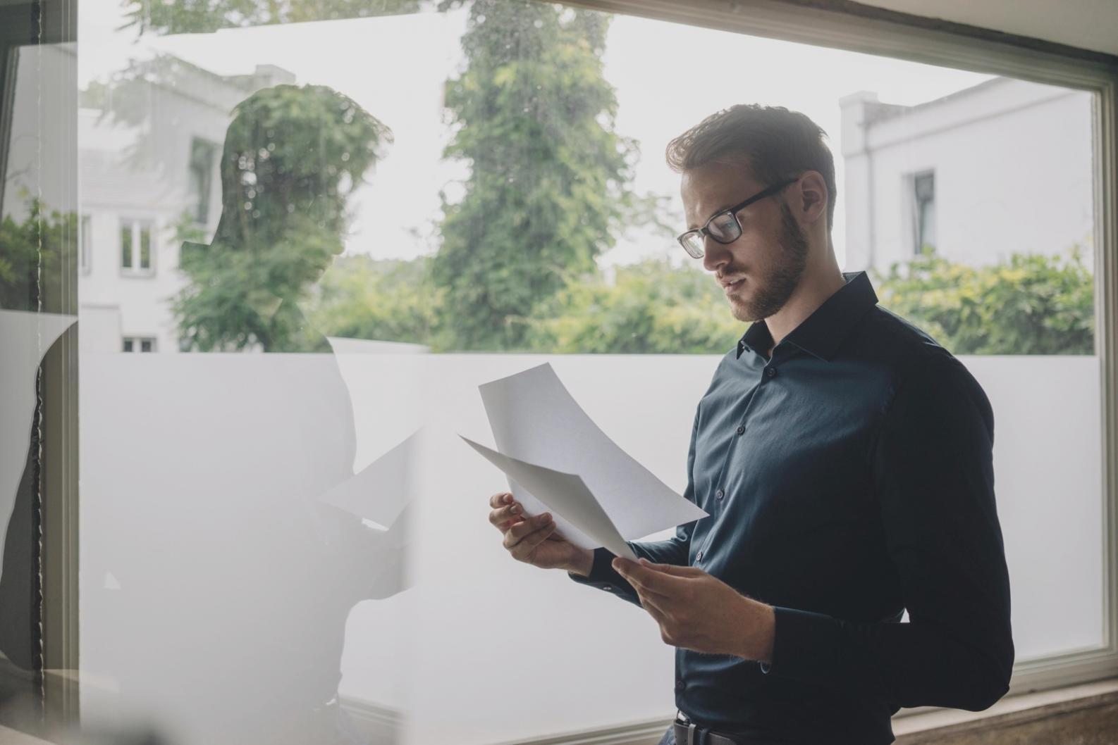 Estudiante aplicando estrategias de ahorro en sesión práctica