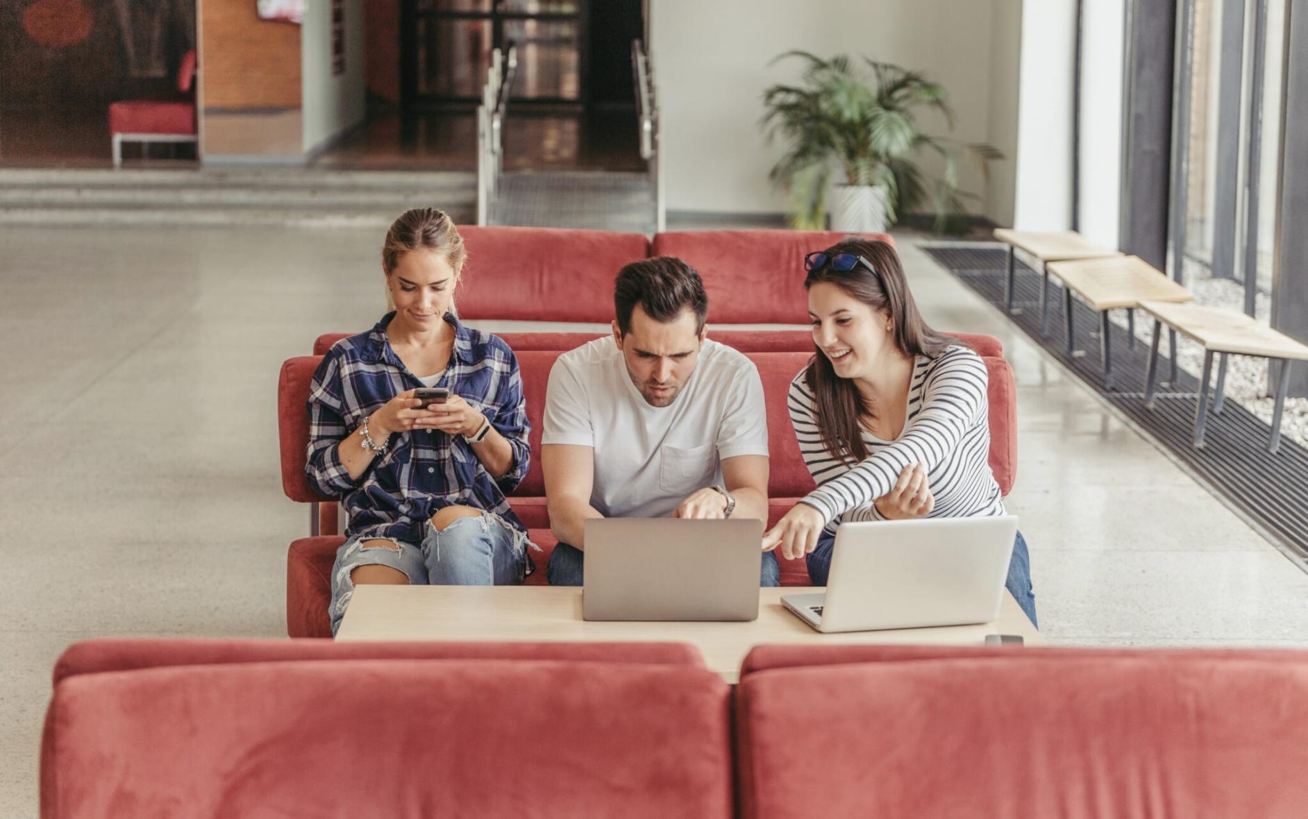 Participantes aplicando estrategias de ahorro en sesión práctica